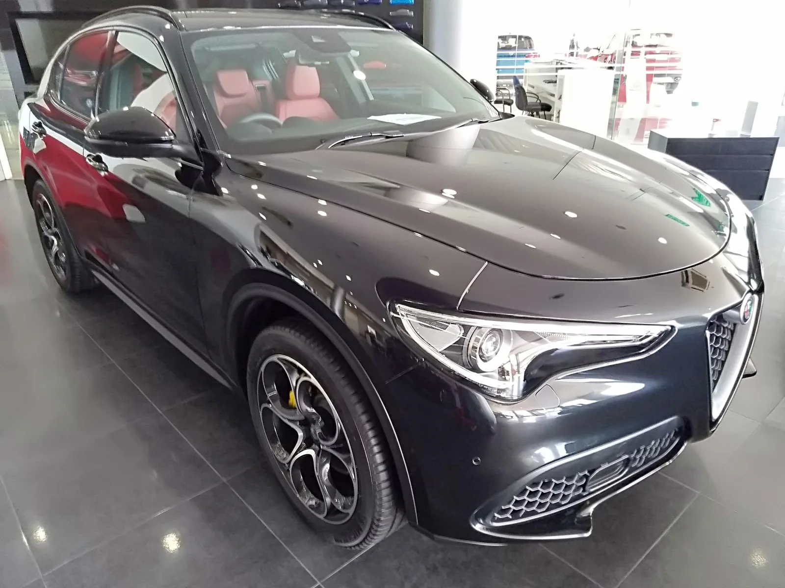 Alfa Romeo Stelvio — фотография автомобиля
