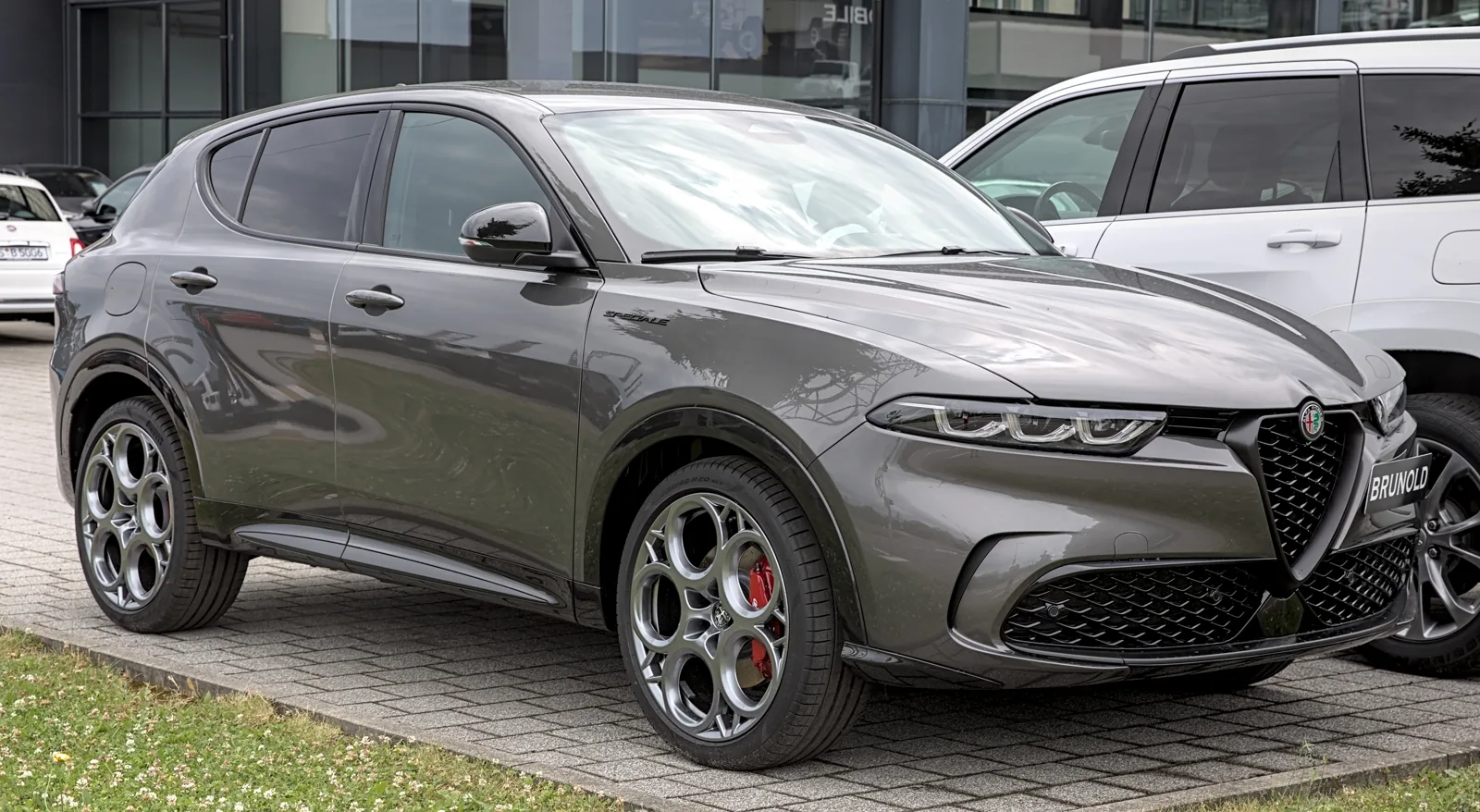Серийный Alfa Romeo Tonale, вид спереди