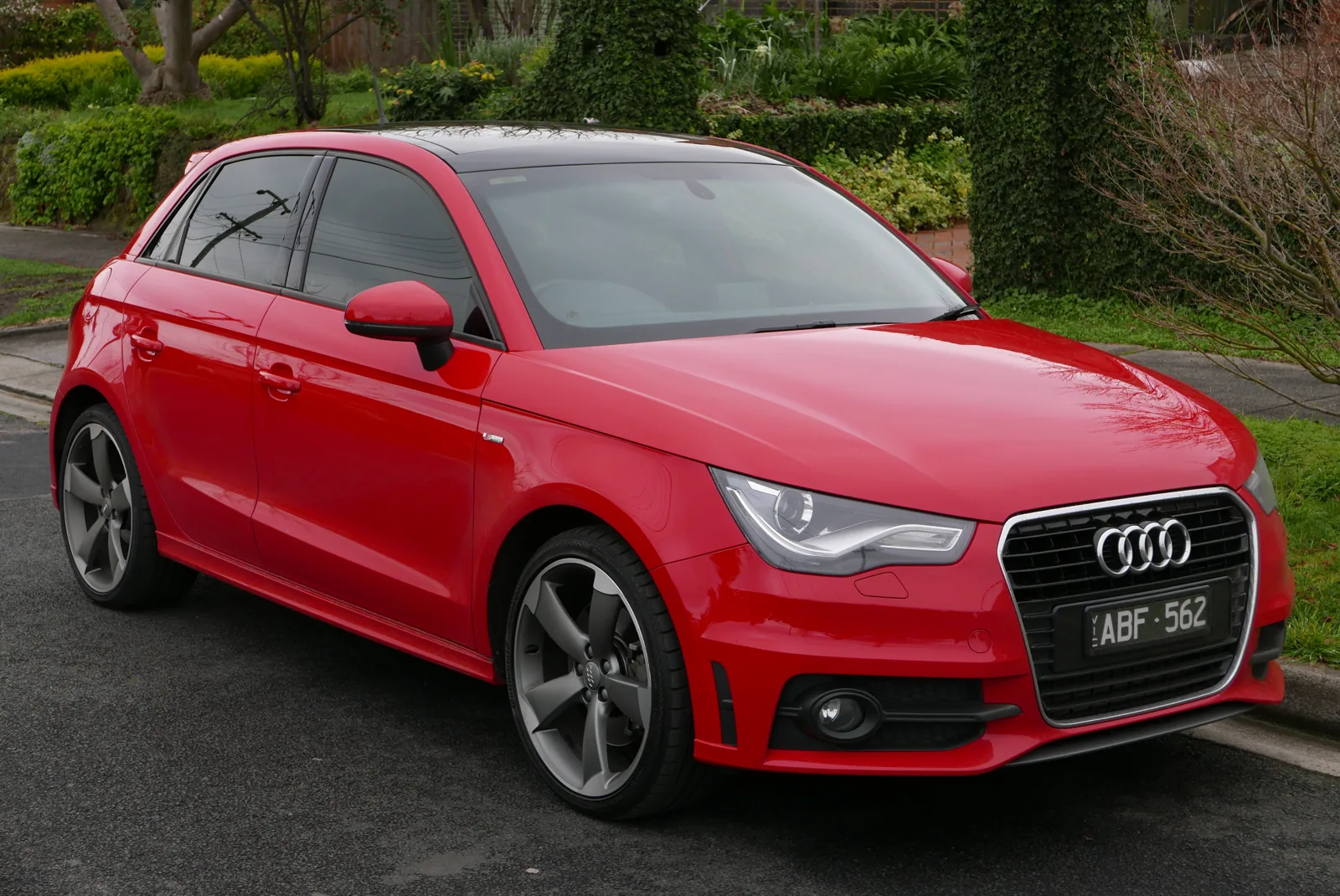 Красный Audi A1 I Sportback 8X, вид спереди сбоку
