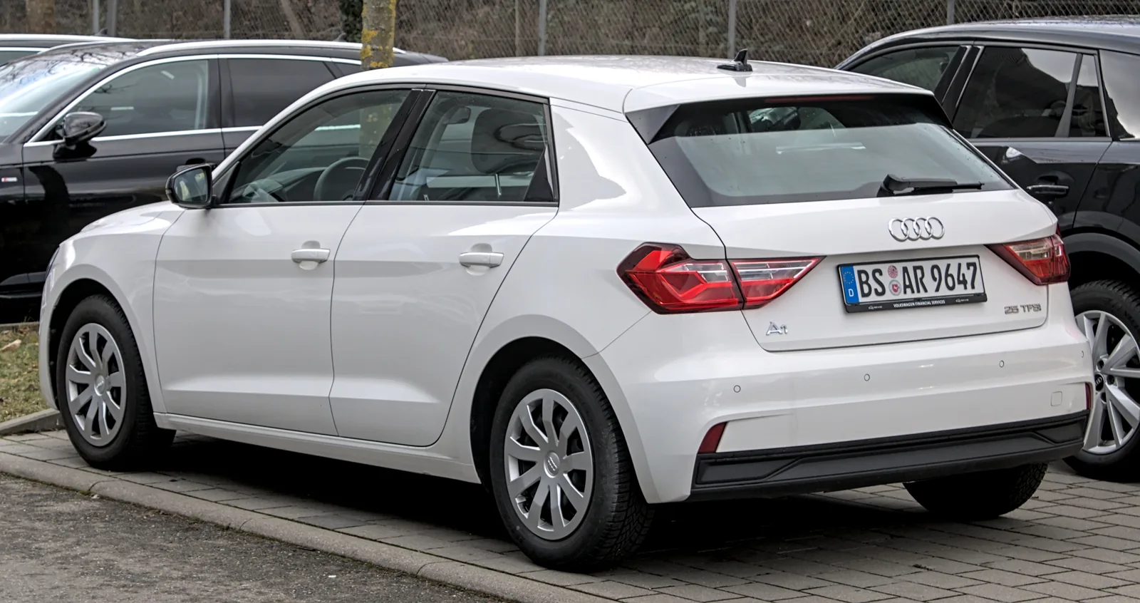Белый Audi A1 II Sportback GB, вид сзади сбоку