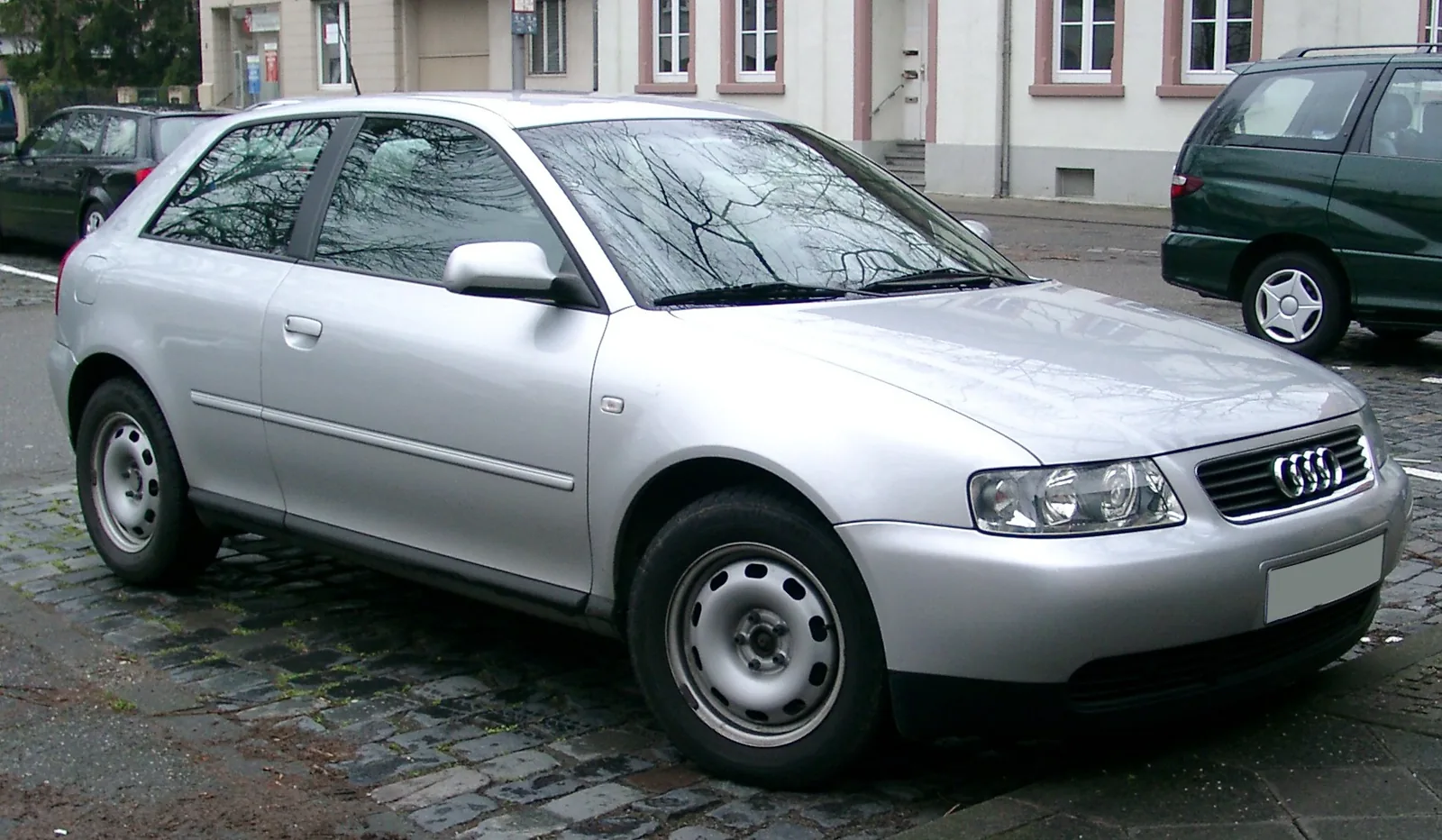 Серебристый Audi A3 8L с тремя дверями