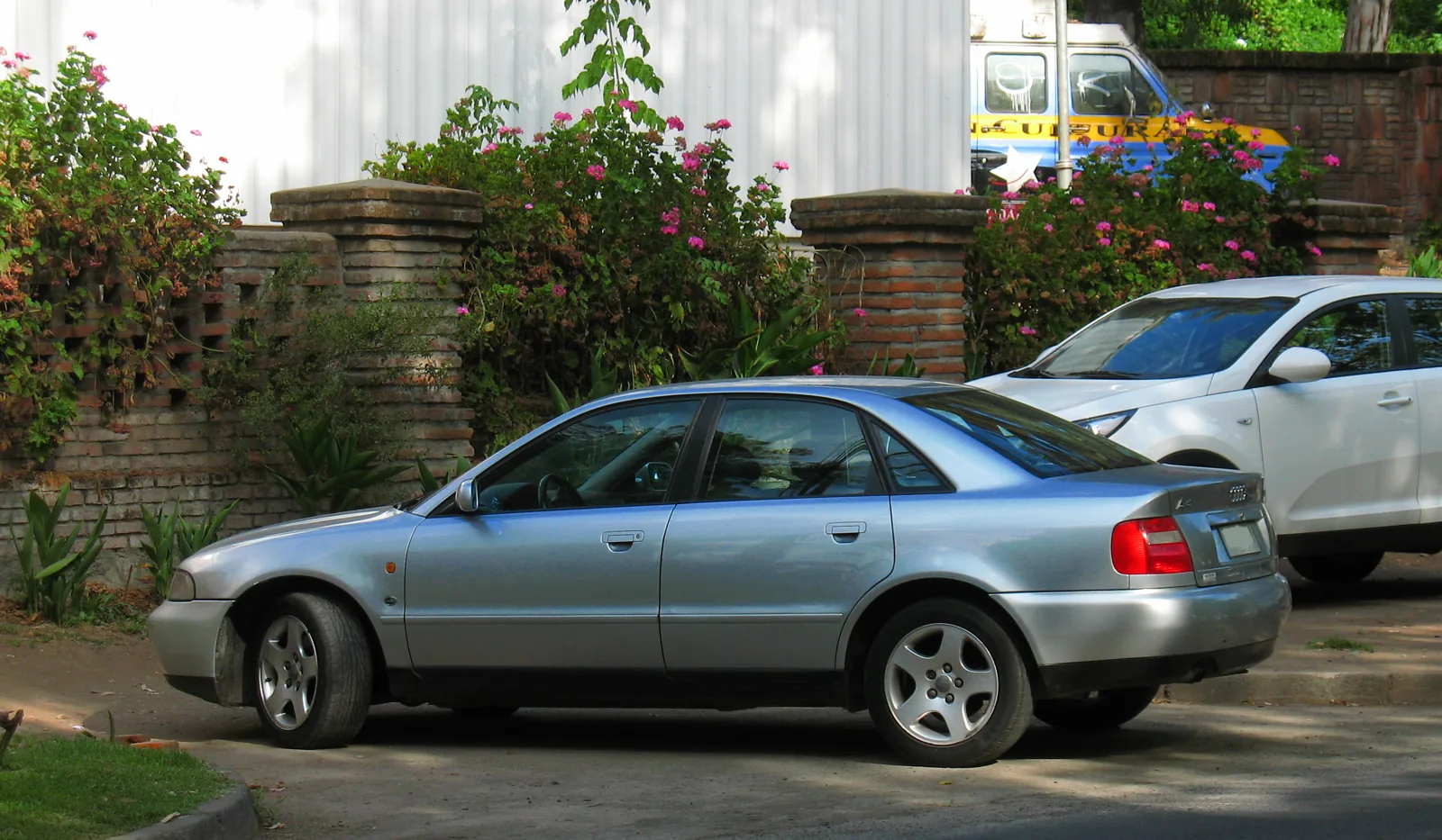 Audi A4 B5, вид сзади сбоку