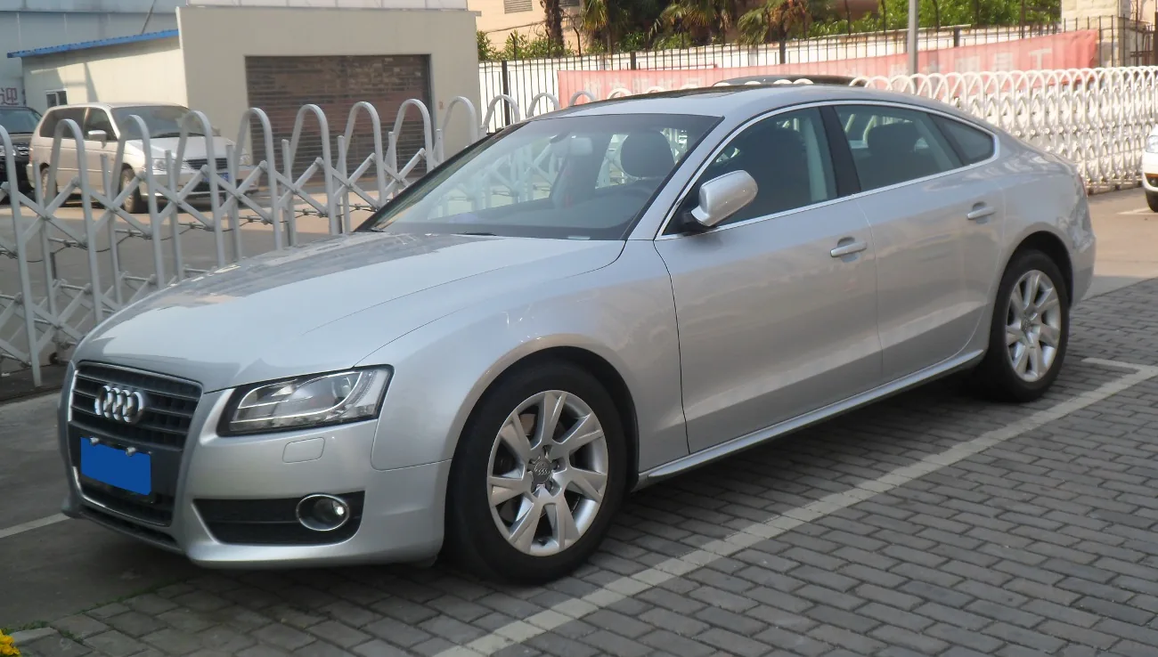 Серебристый Audi A5 Sportback первого поколения