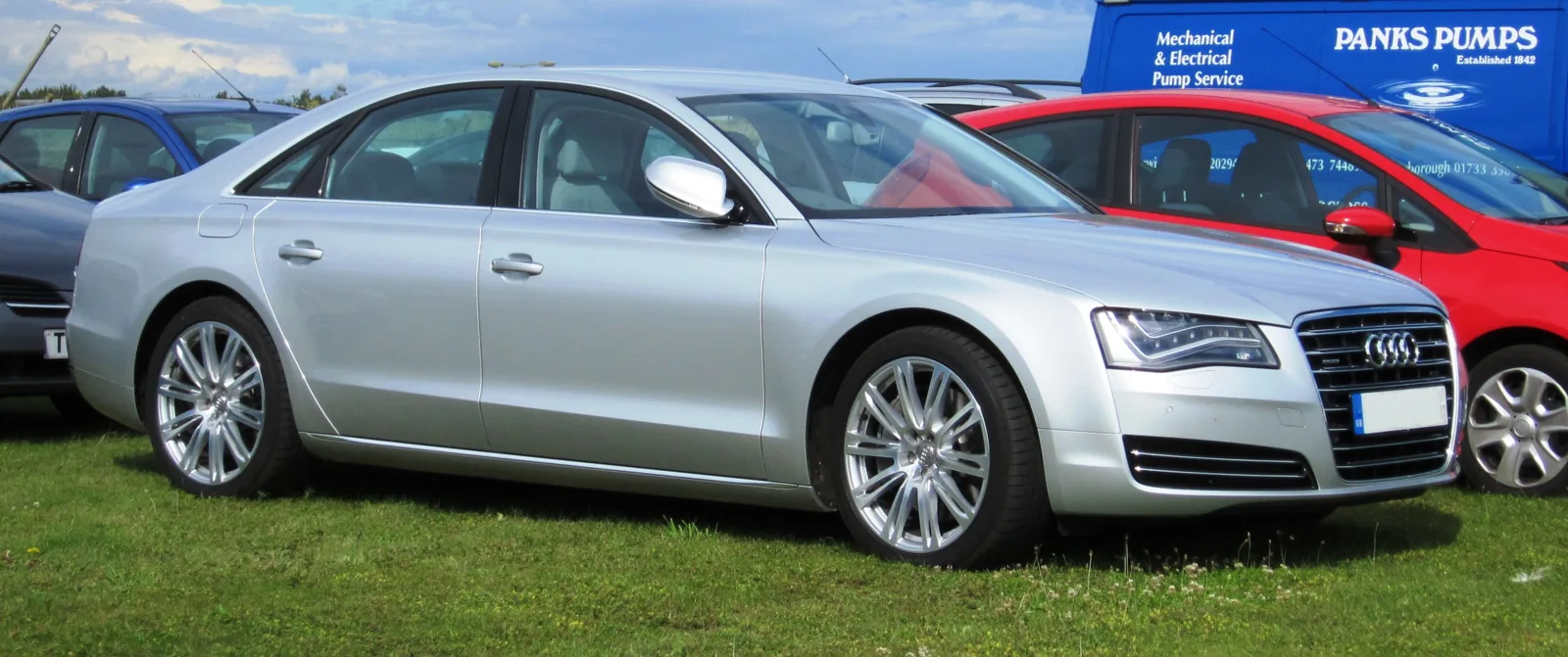 Серебристый Audi A8 D4, вид спереди сбоку