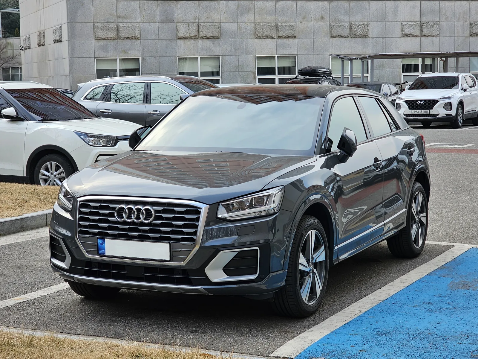 Audi Q2 35 TDI Premium серого цвета