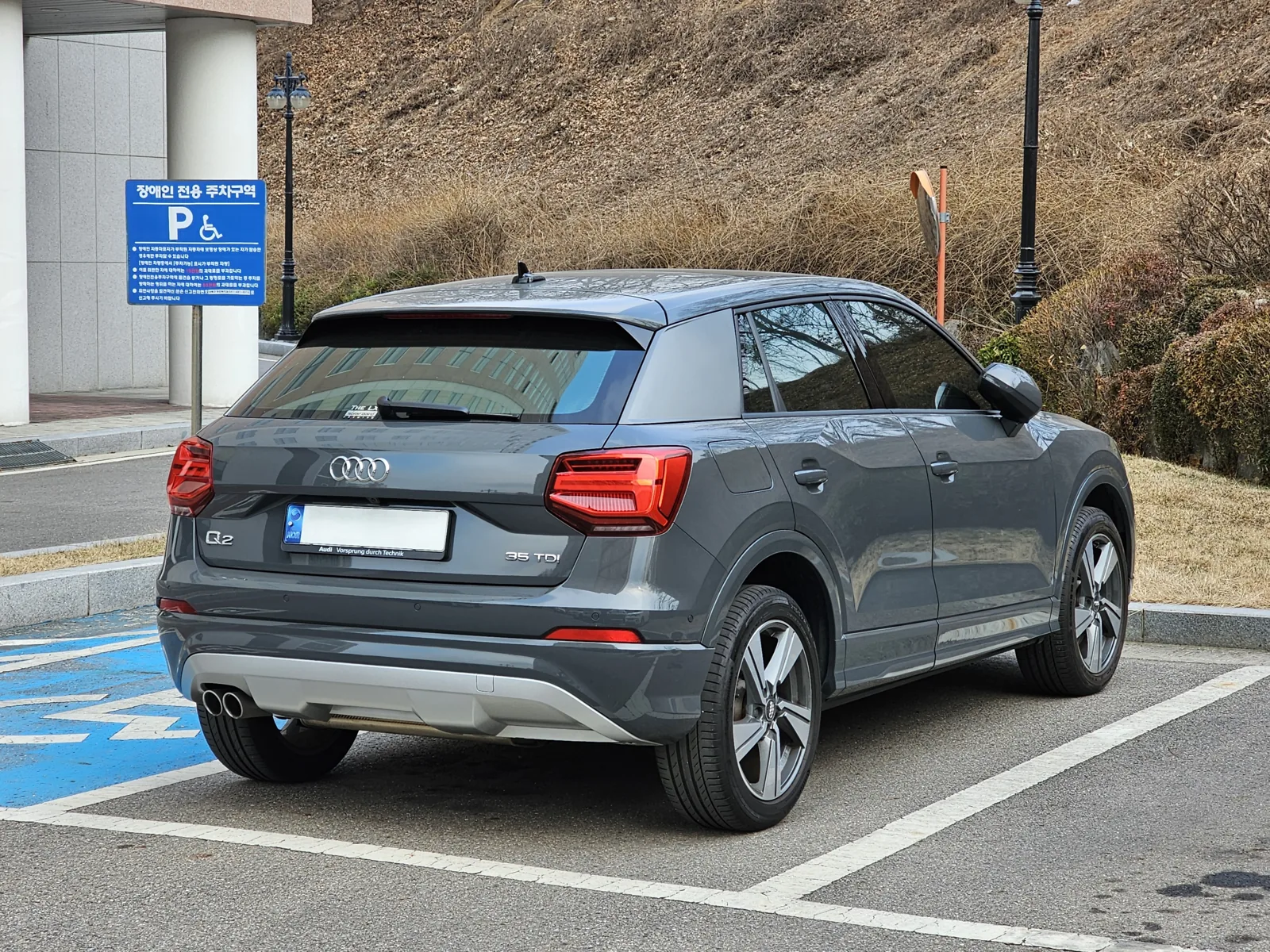 Audi Q2, вид сзади сбоку