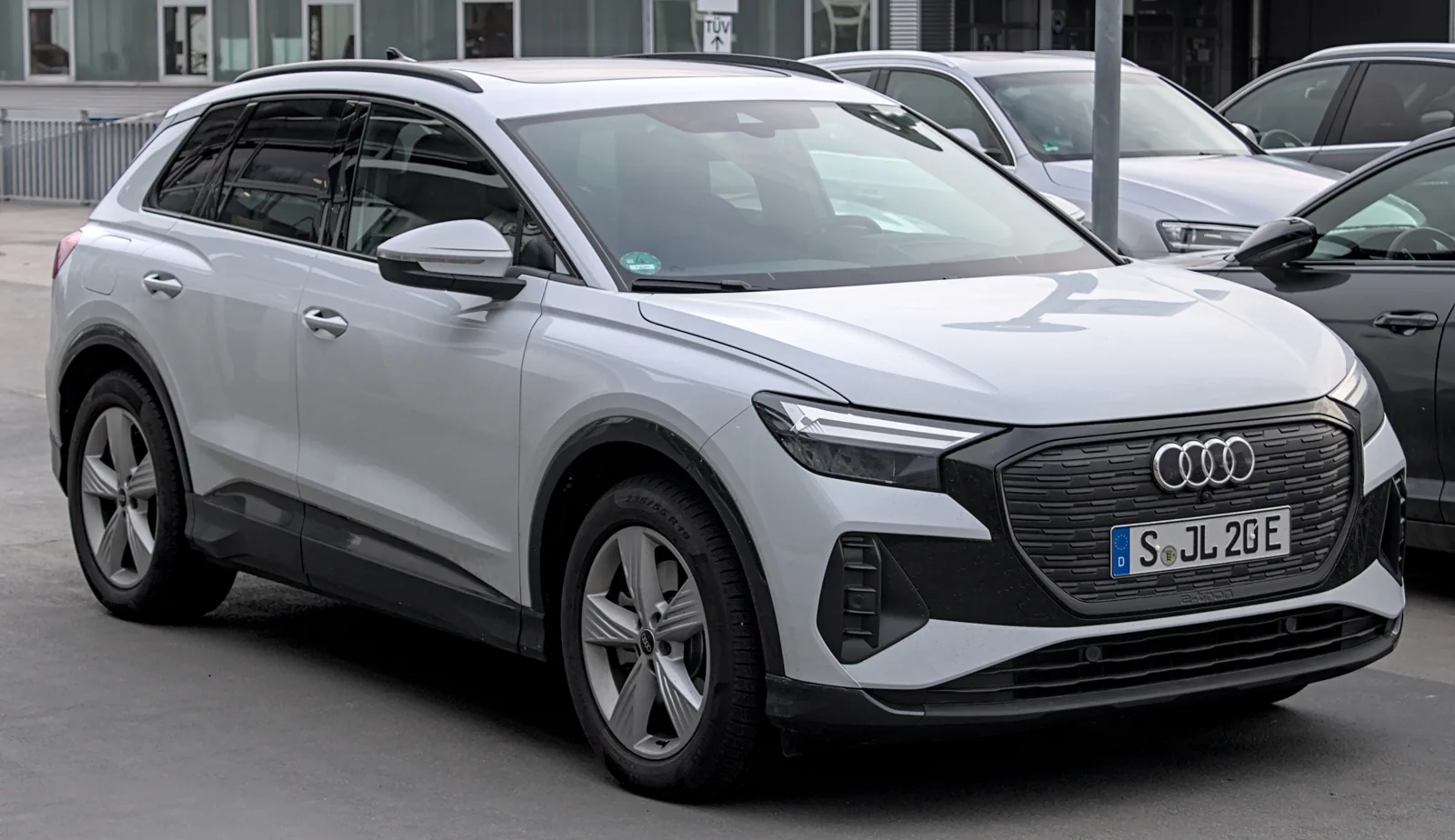Audi Q4 e-tron 50 quattro с обычным кузовом SUV