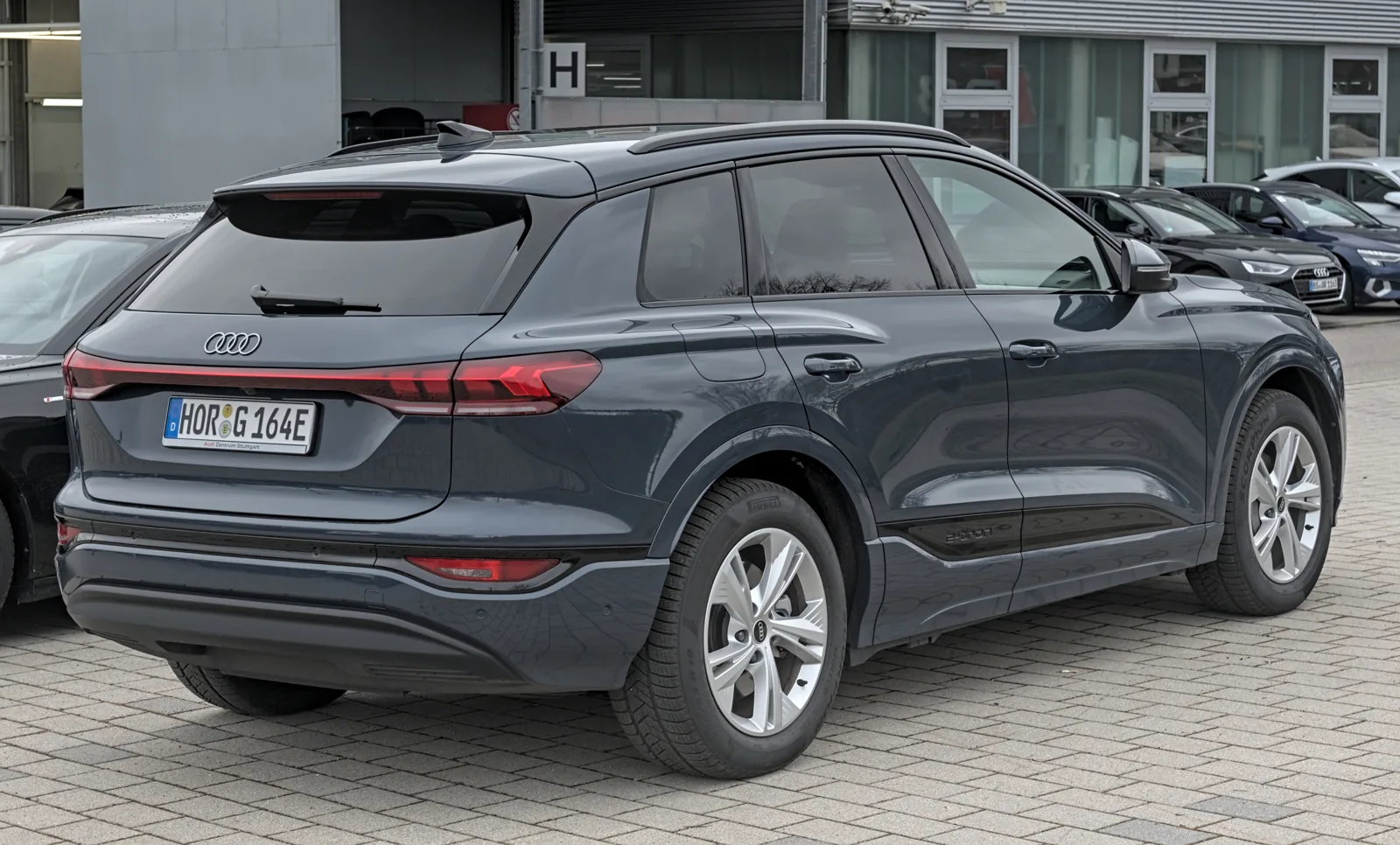 Audi Q6 e-tron SUV, вид сзади