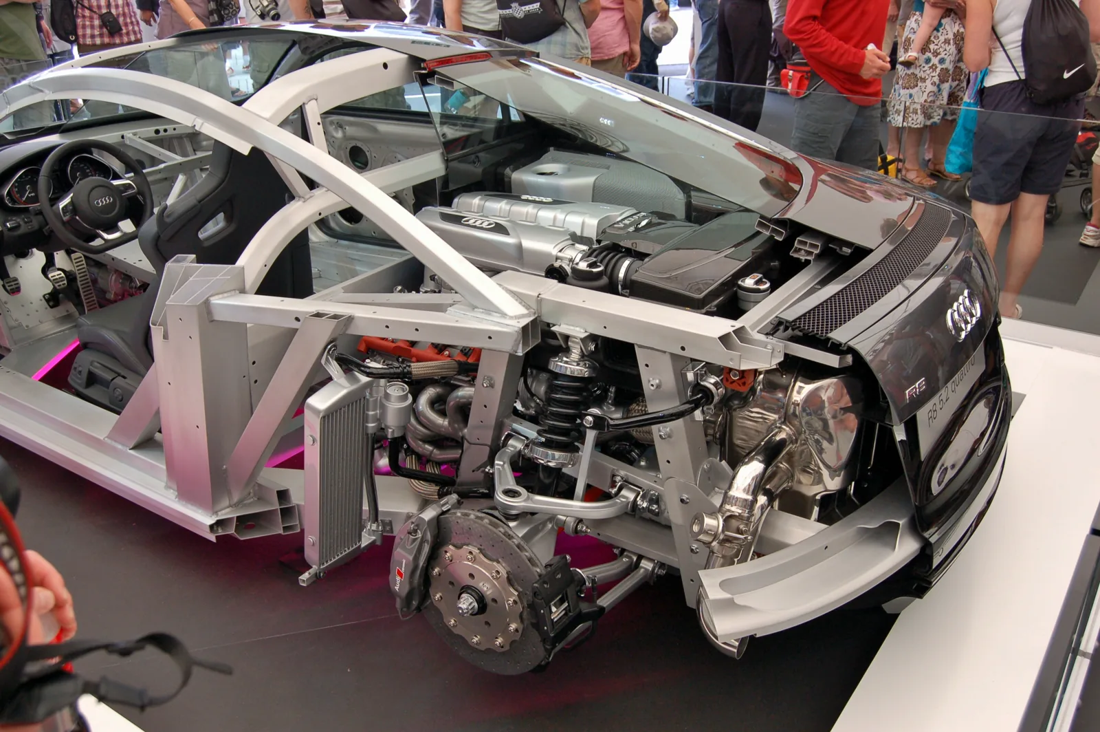 Audi R8 V10 2009 года в заводском разрезе