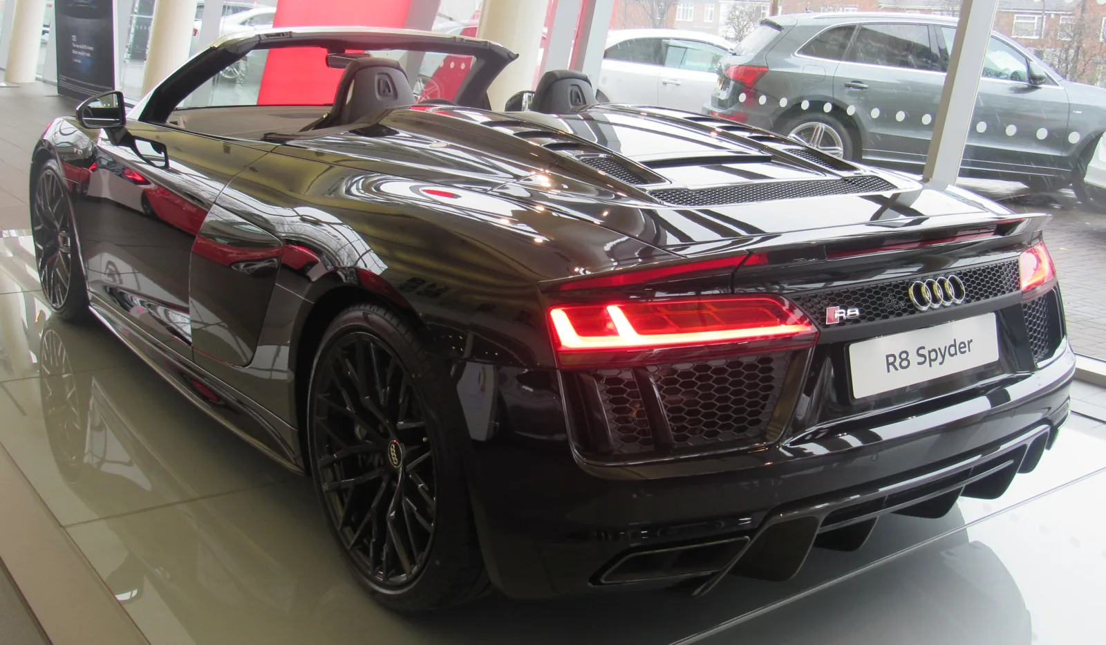 Audi R8 II V10 Spyder, вид сзади