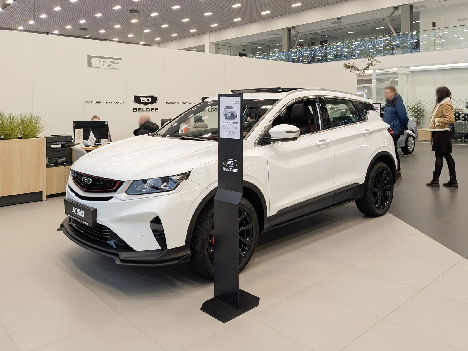 Белый Belgee X50 исходной версии: вид спереди и сбоку в автосалоне