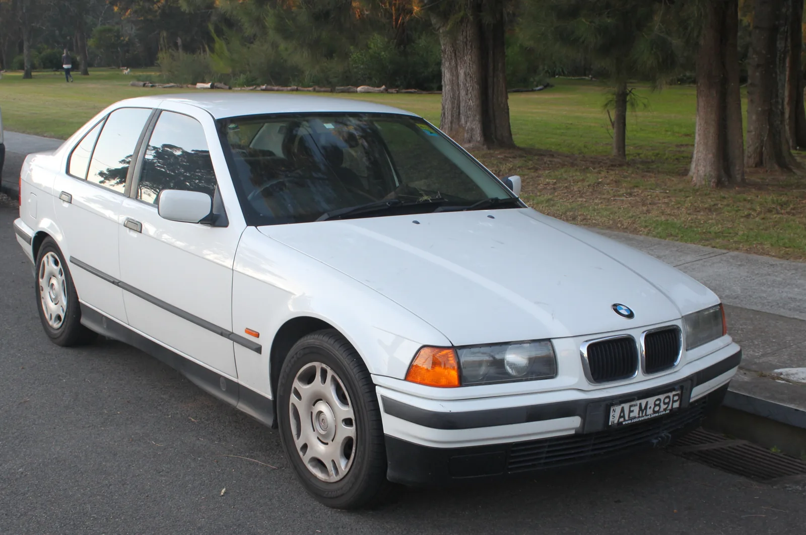 Белый четырёхдверный седан BMW 318i E36 1997 года