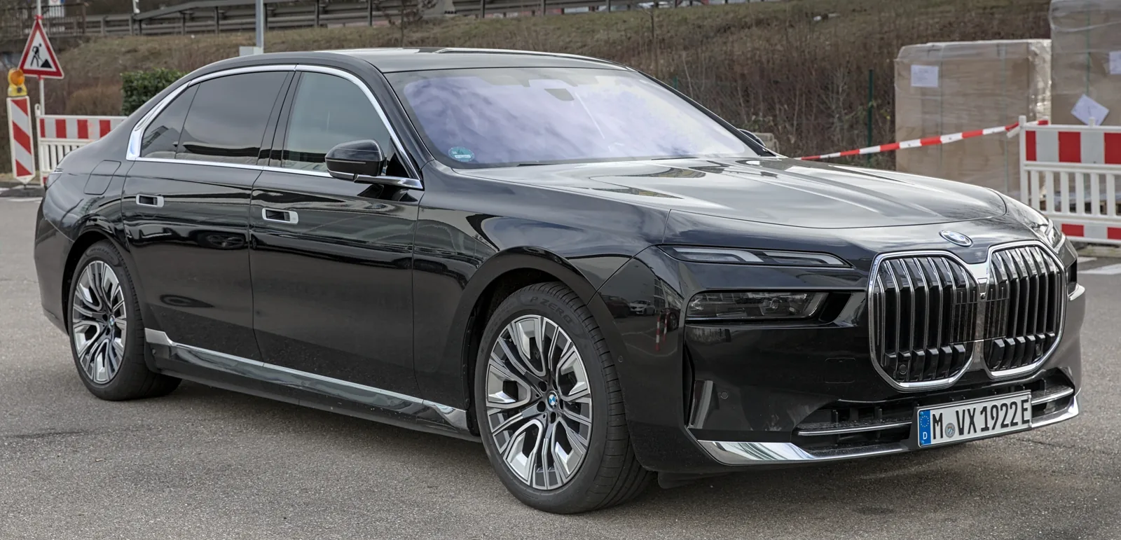BMW 750e G70, вид спереди