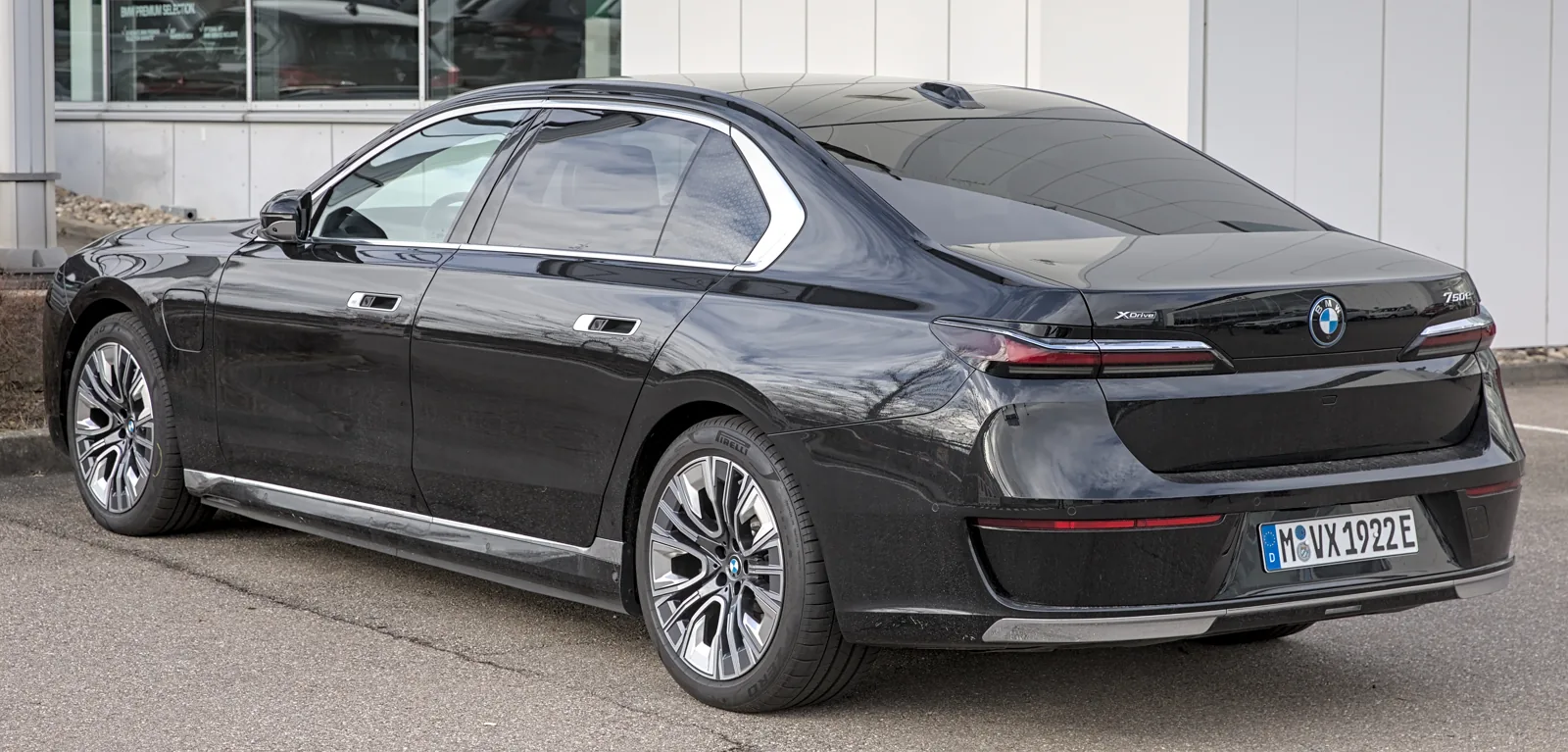 BMW 750e G70, вид сзади