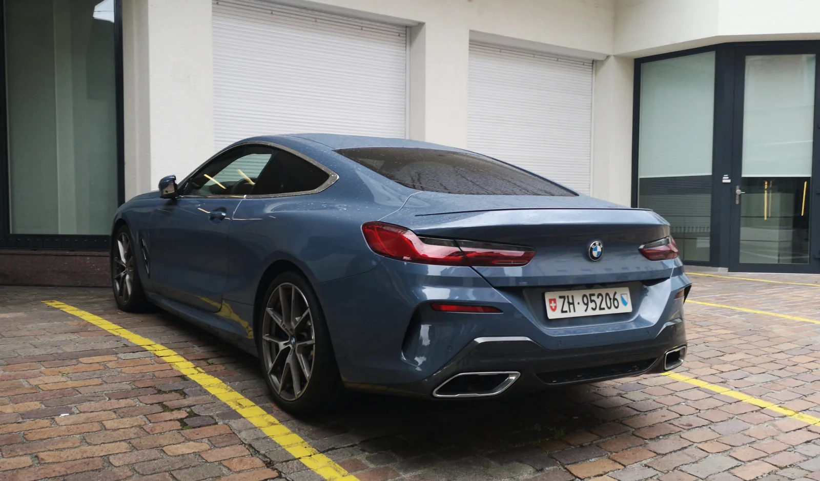 BMW 8 Coupe G15, вид сзади