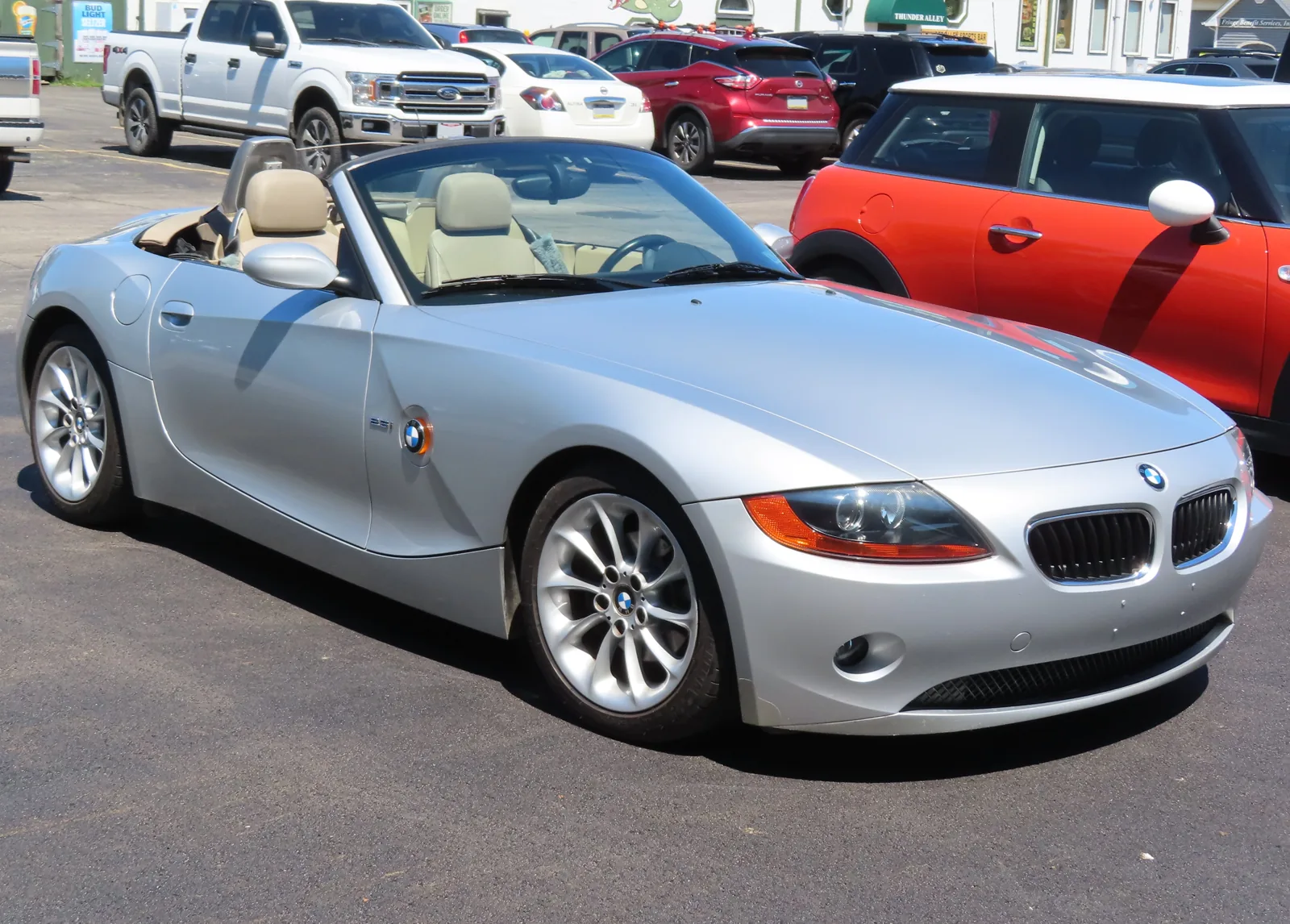 BMW Z4 E85 2.5i 2003 года с открытой крышей
