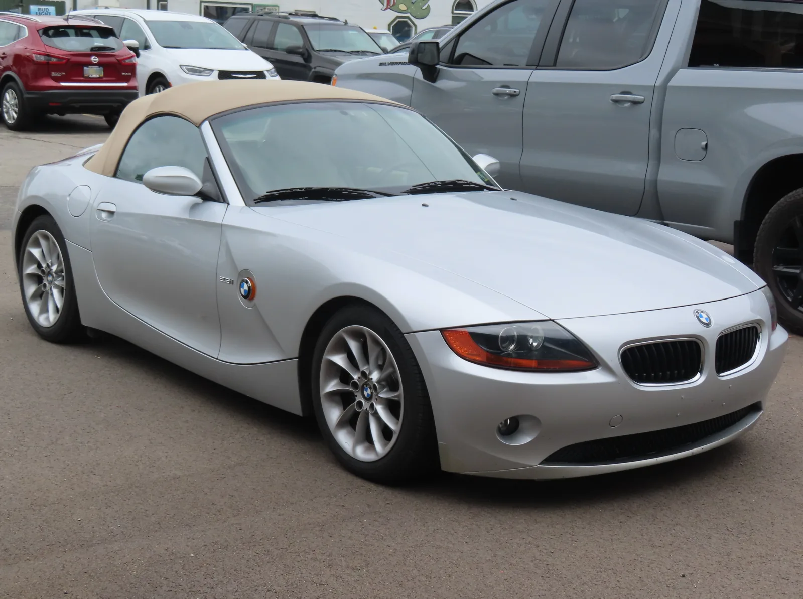 BMW Z4 E85 2.5i с поднятой мягкой крышей