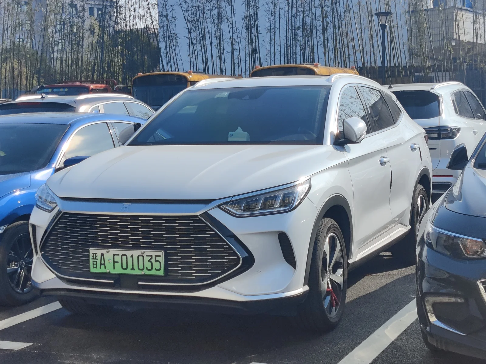 BYD Song Plus DM-i исходного кузова, декабрь 2021 года. Китайское исполнение; комплектация уточняется по документам.