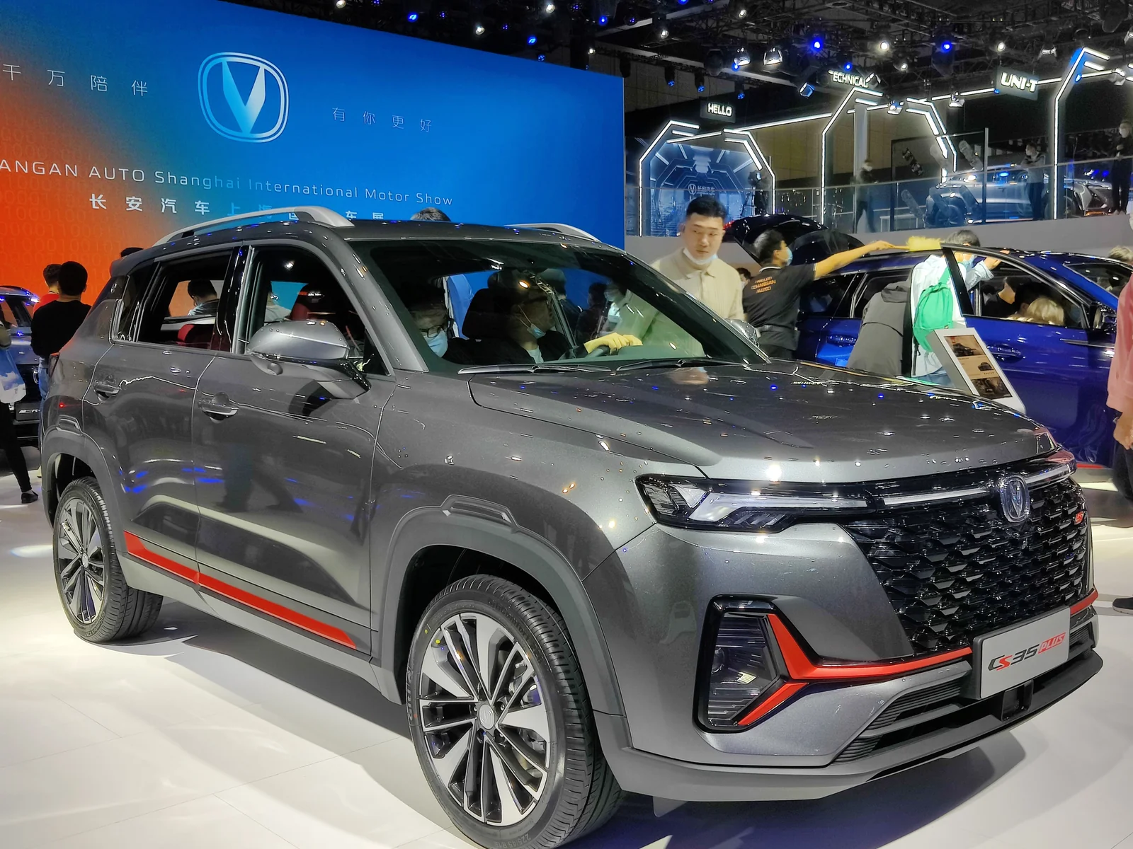 Обновлённый Changan CS35 Plus: вид спереди и сбоку