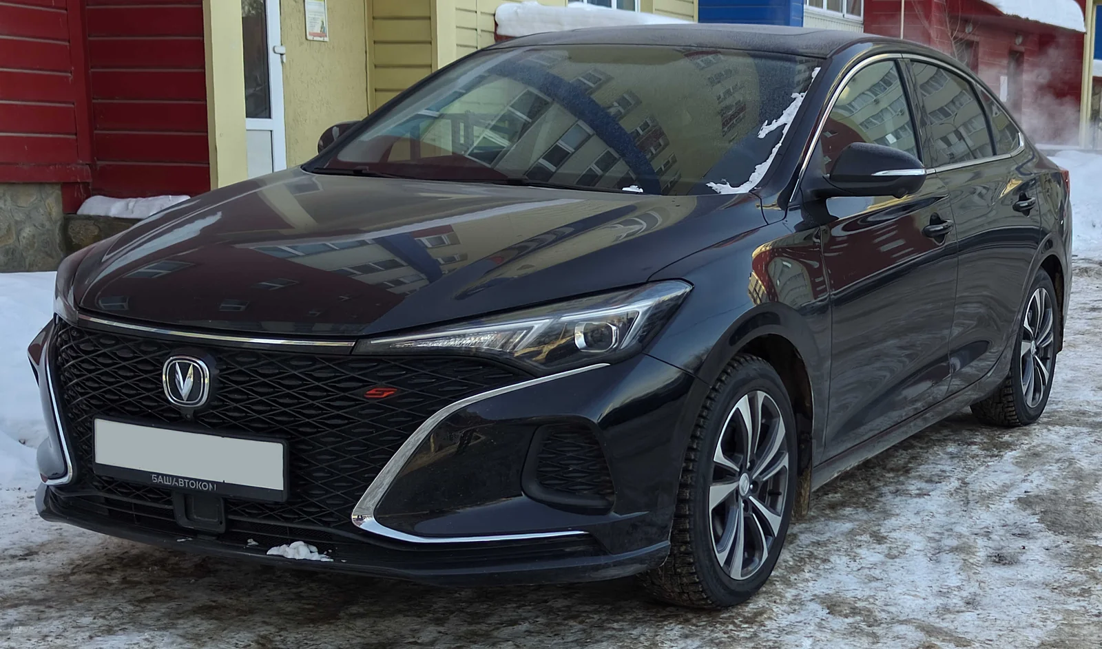 Чёрный Changan Eado Plus DLX: вид спереди и сбоку