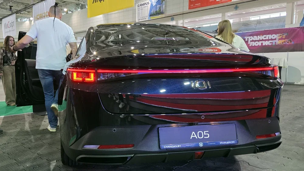 NEVO A05 сзади на белорусской презентации TIBO 2026. Комплектация выставочной машины не распространяется на все серийные версии.