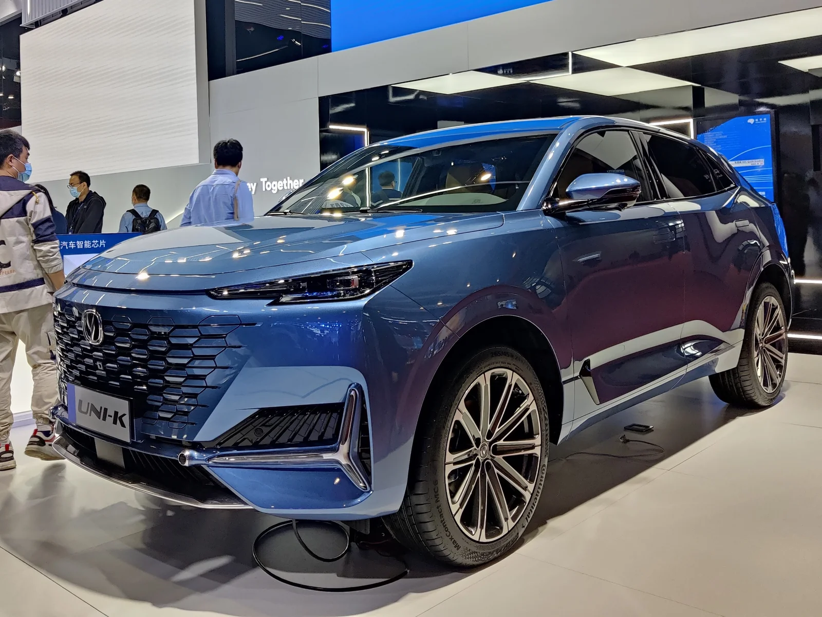 Синий Changan UNI-K на автосалоне в Шанхае: вид спереди и сбоку
