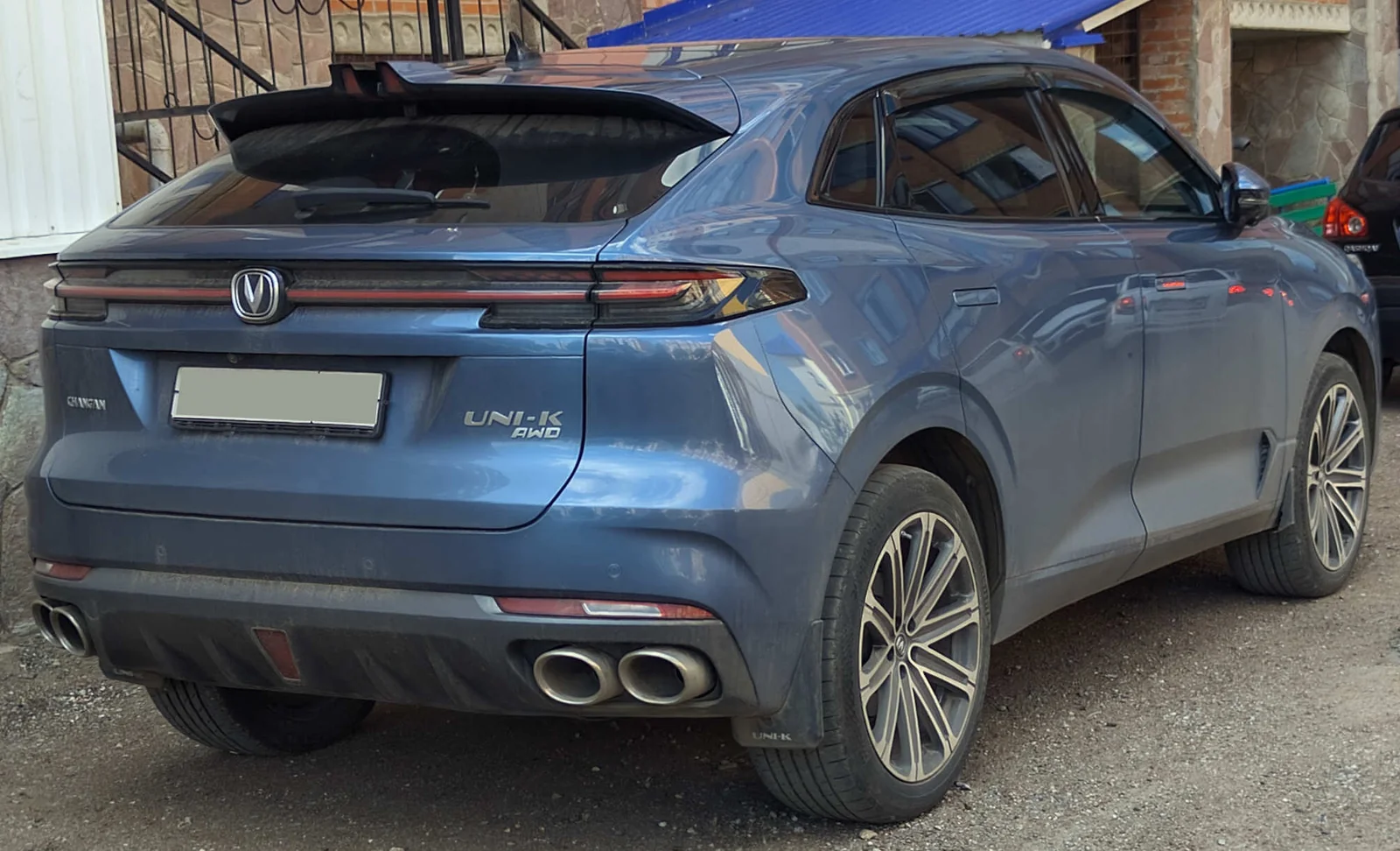 Синий Changan UNI-K AWD: вид сзади и сбоку