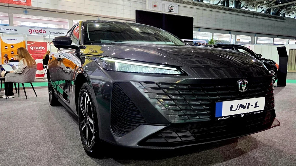 Электрический Changan UNI-L на выставке TIBO 2026 в Минске. Оснащение показанного экземпляра может отличаться от серийного Luxe позднего выпуска.