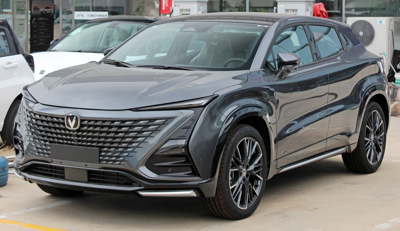 Changan UNI-T 2023: вид спереди и сбоку