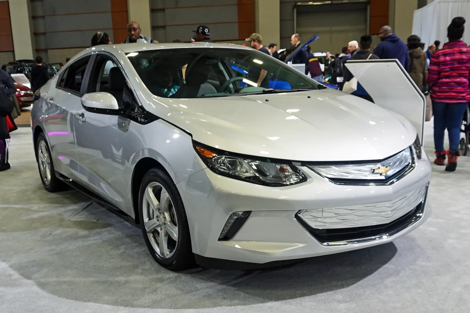 Chevrolet Volt II 2017 года на автосалоне