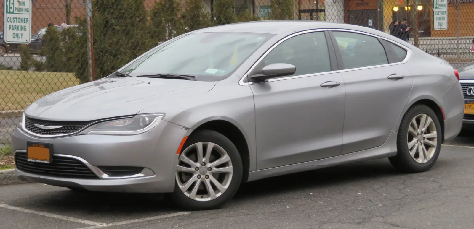Chrysler 200 II Limited 2015 года, вид спереди