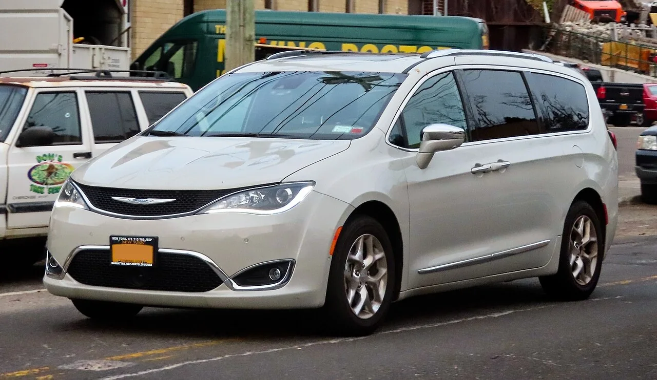 Chrysler Pacifica RU — фотография автомобиля