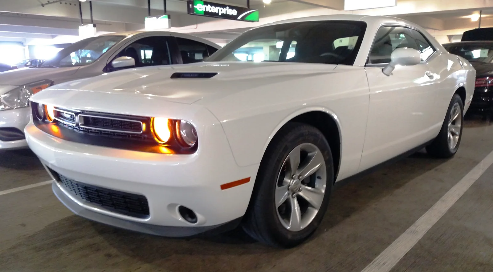 Dodge Challenger SXT 2015 года, вид спереди и сбоку
