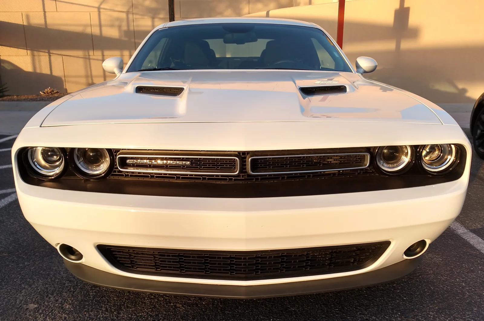 Dodge Challenger SXT 2015 года, передняя часть
