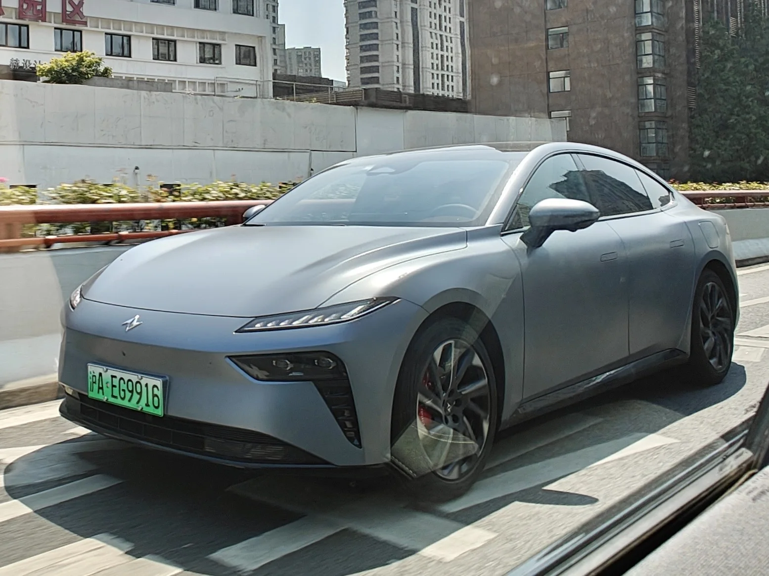 Dongfeng eπ007 в Китае, июнь 2024 года. Иллюстрация кузова; оснащение белорусских комплектаций 2026 года проверяется отдельно.