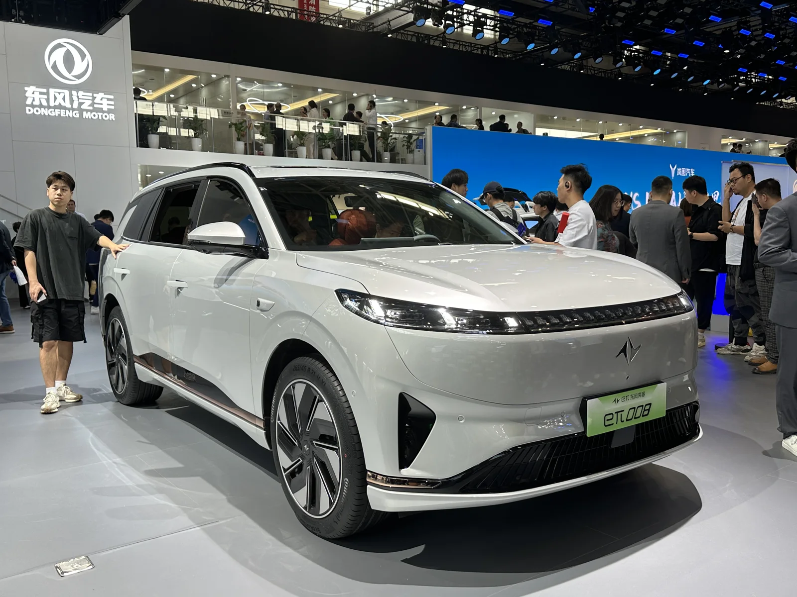 Dongfeng eπ008 на выставке в Китае, апрель 2024 года. Количество мест и оснащение конкретной белорусской машины по фото не определяются.