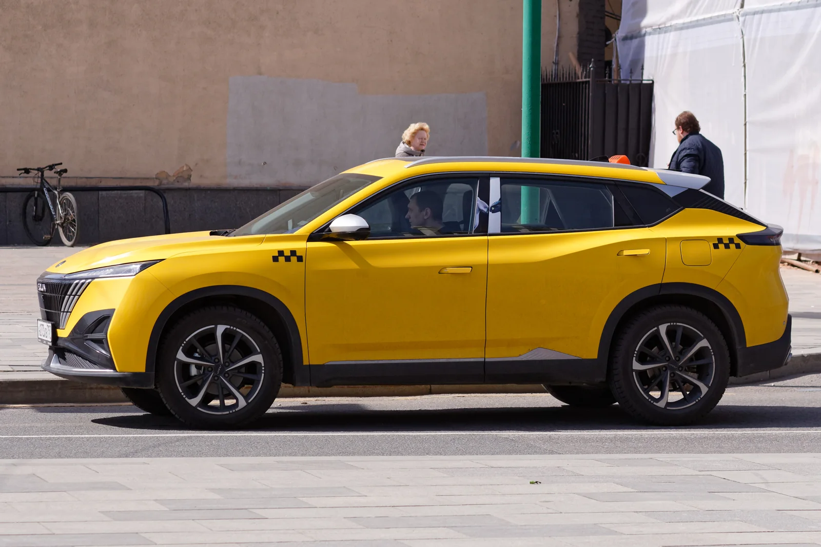 Dongfeng MAGE в Москве, апрель 2026 года. Российское исполнение в окраске такси; белорусское оснащение проверяйте отдельно.