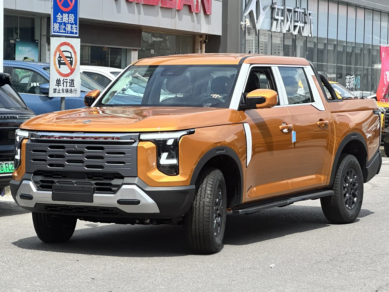 Dongfeng Z9 на фотографии из Китая. Белорусскую комплектацию и длину базы по снимку не определяем.