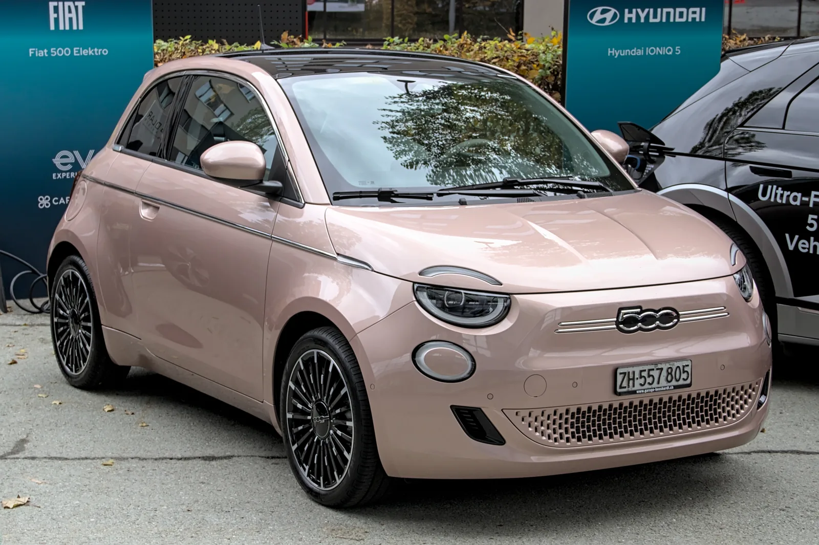 Электрический Fiat 500 поколения 332, вид спереди