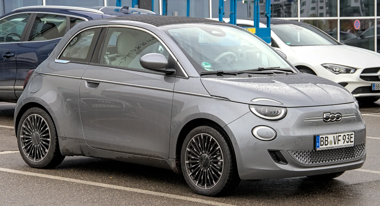 Fiat 500 Cabrio поколения 332 с закрытой тканевой крышей