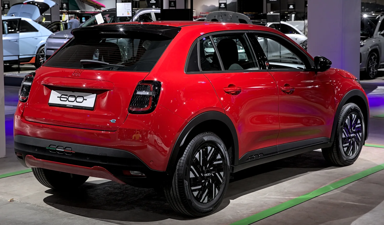 Fiat 600e на выставке Auto Zürich 2023, вид сзади