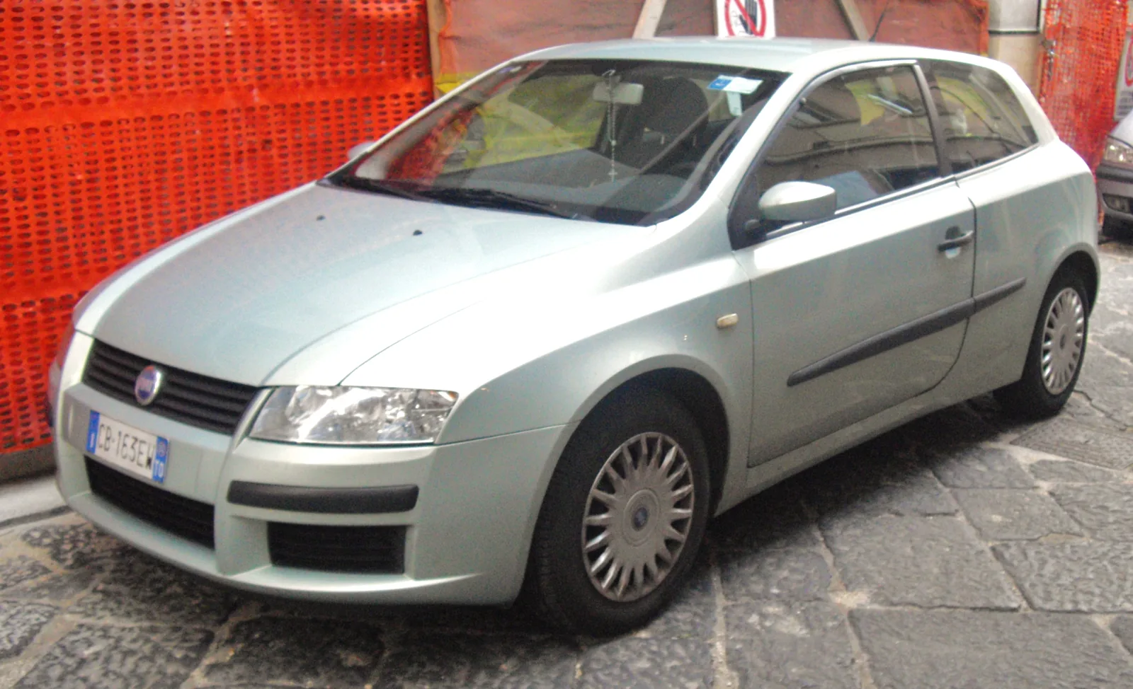 Трёхдверный Fiat Stilo 2004 года