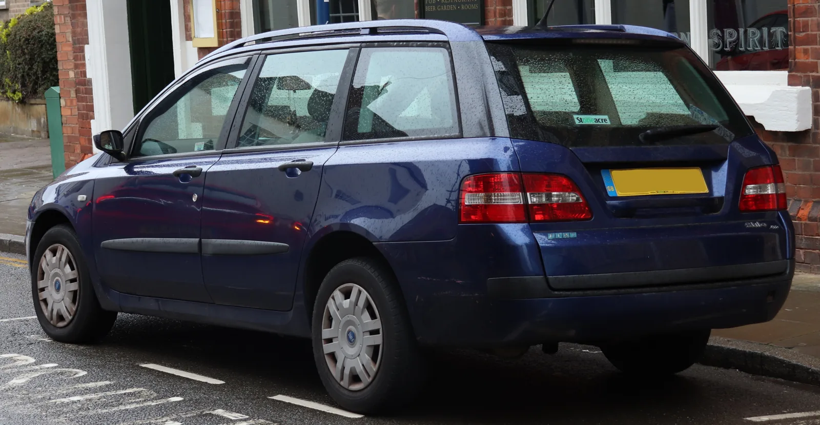 Универсал Fiat Stilo Multi Wagon, вид сзади