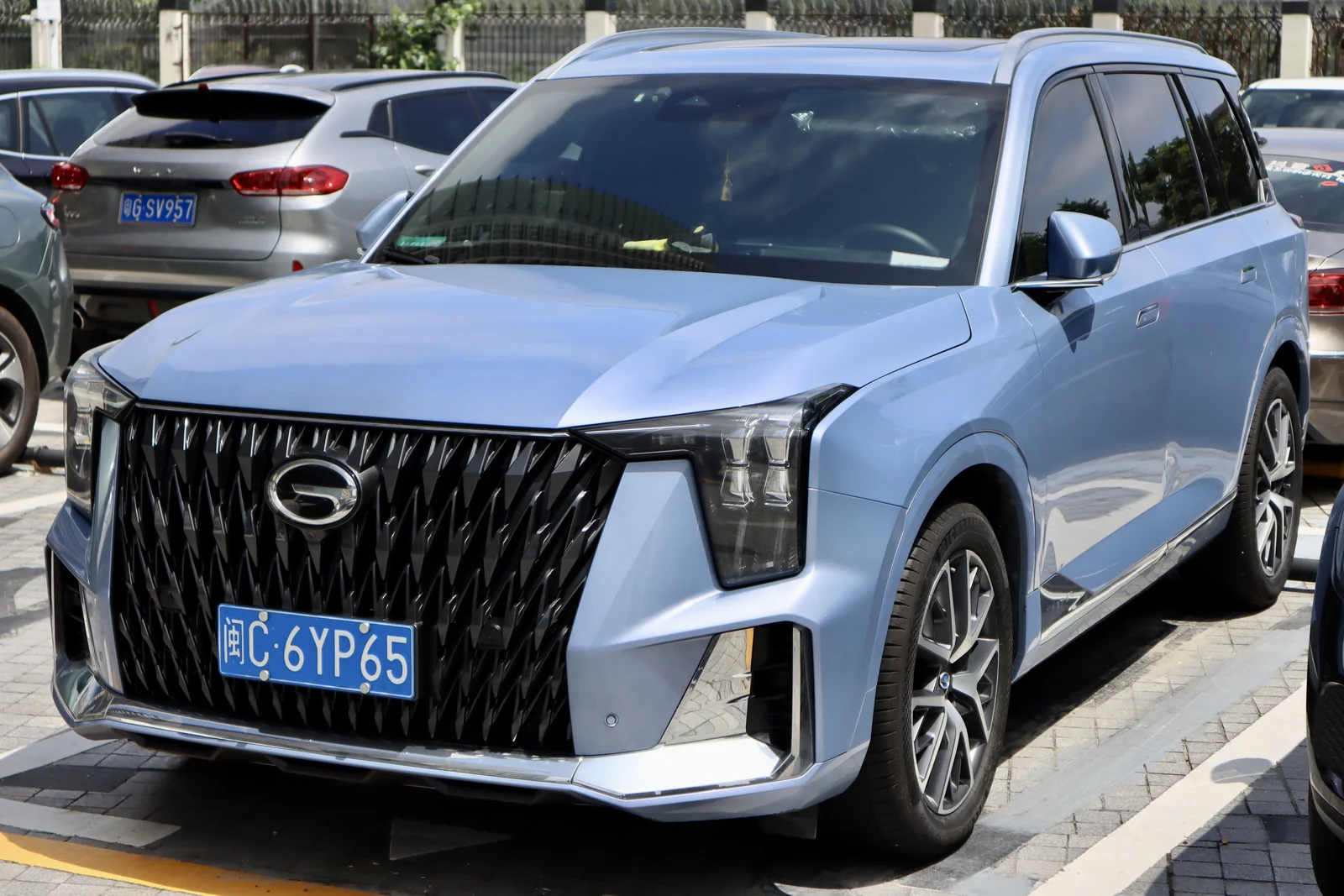 Синий GAC Trumpchi GS8 второго поколения: вид спереди и сбоку