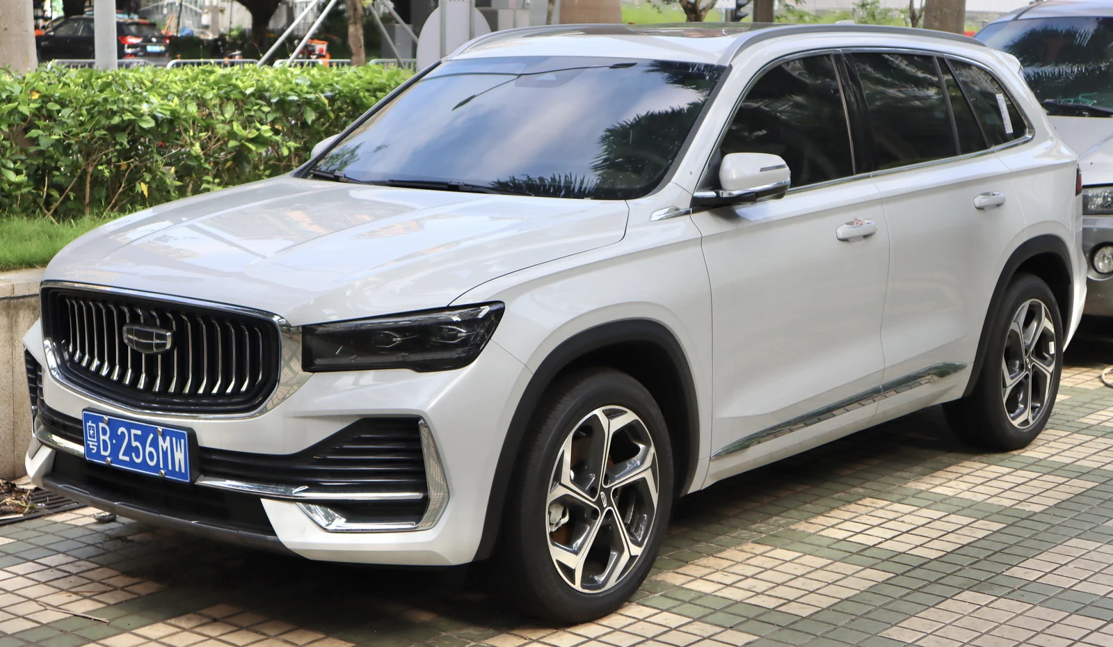 Белый Geely Xingyue L, известный на экспортных рынках как Monjaro: вид спереди и сбоку