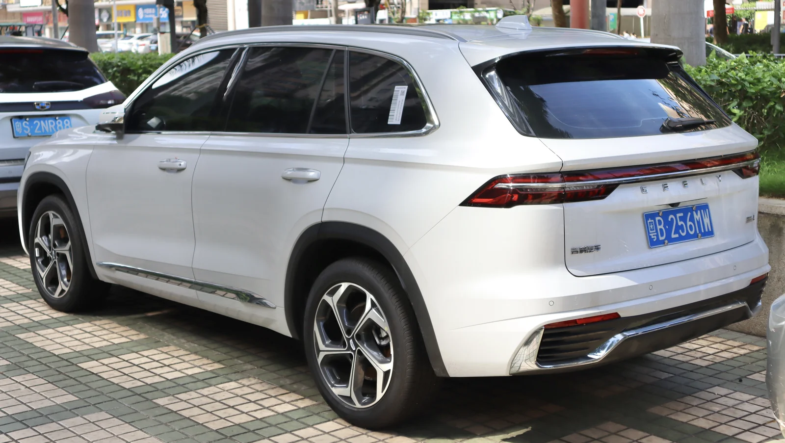 Белый Geely Xingyue L (Monjaro): вид сзади и сбоку