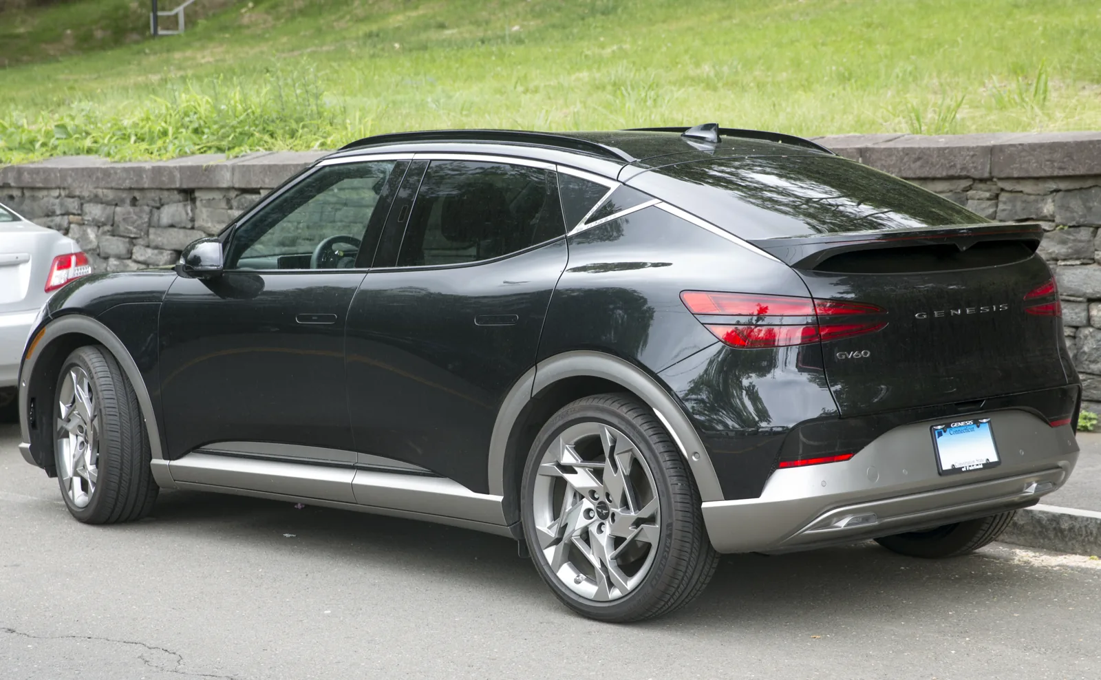 Американский Genesis GV60 Performance 2023 года сзади