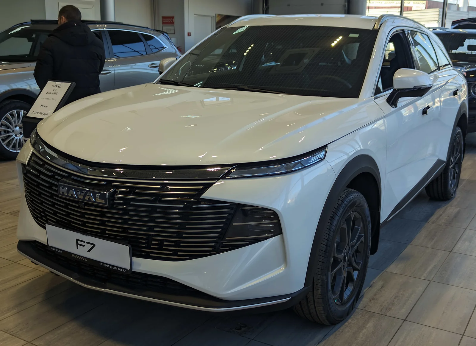 Белый Haval F7 второго поколения спереди