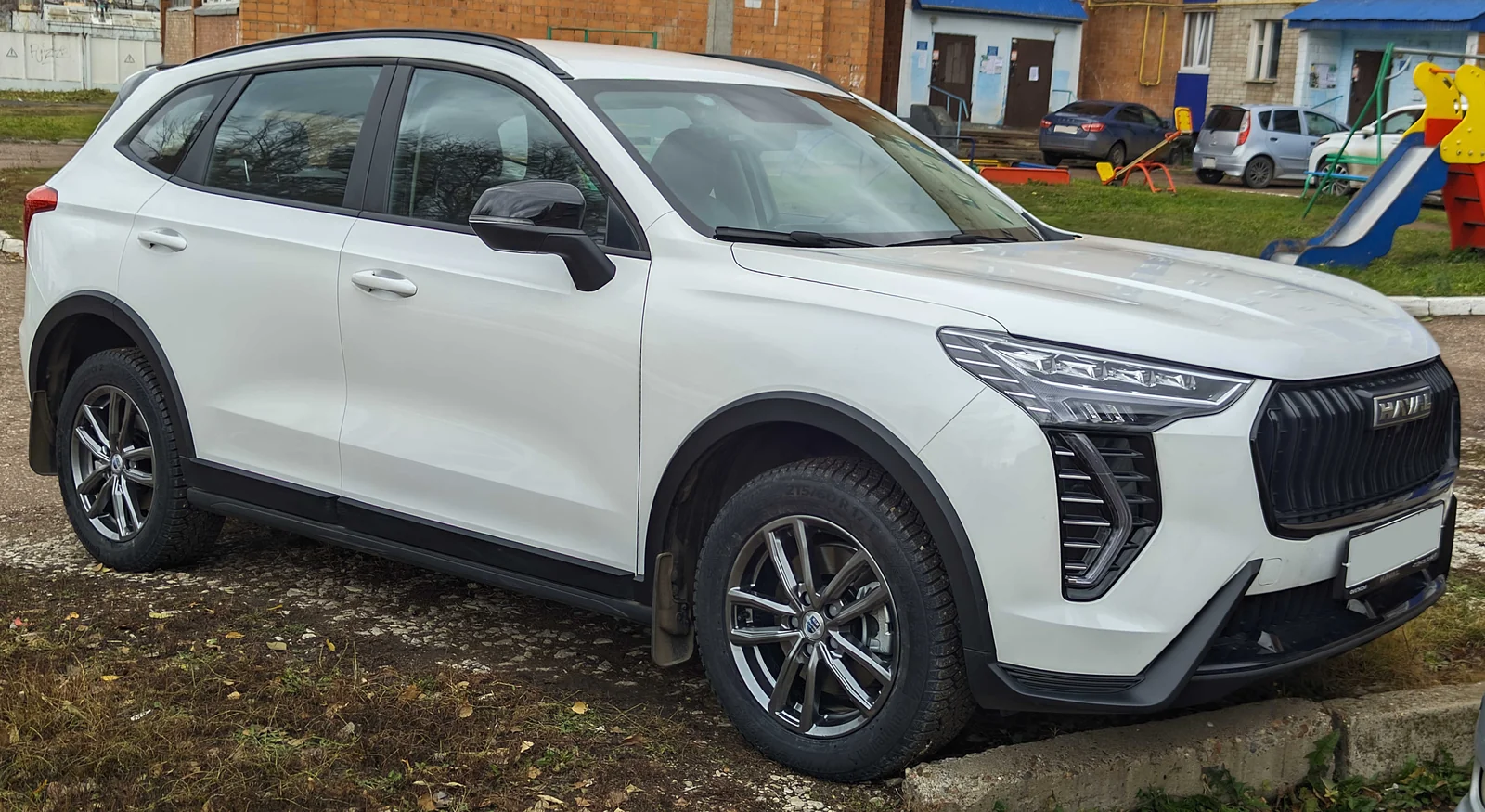 Белый Haval Jolion после обновления экстерьера: вид спереди и сбоку
