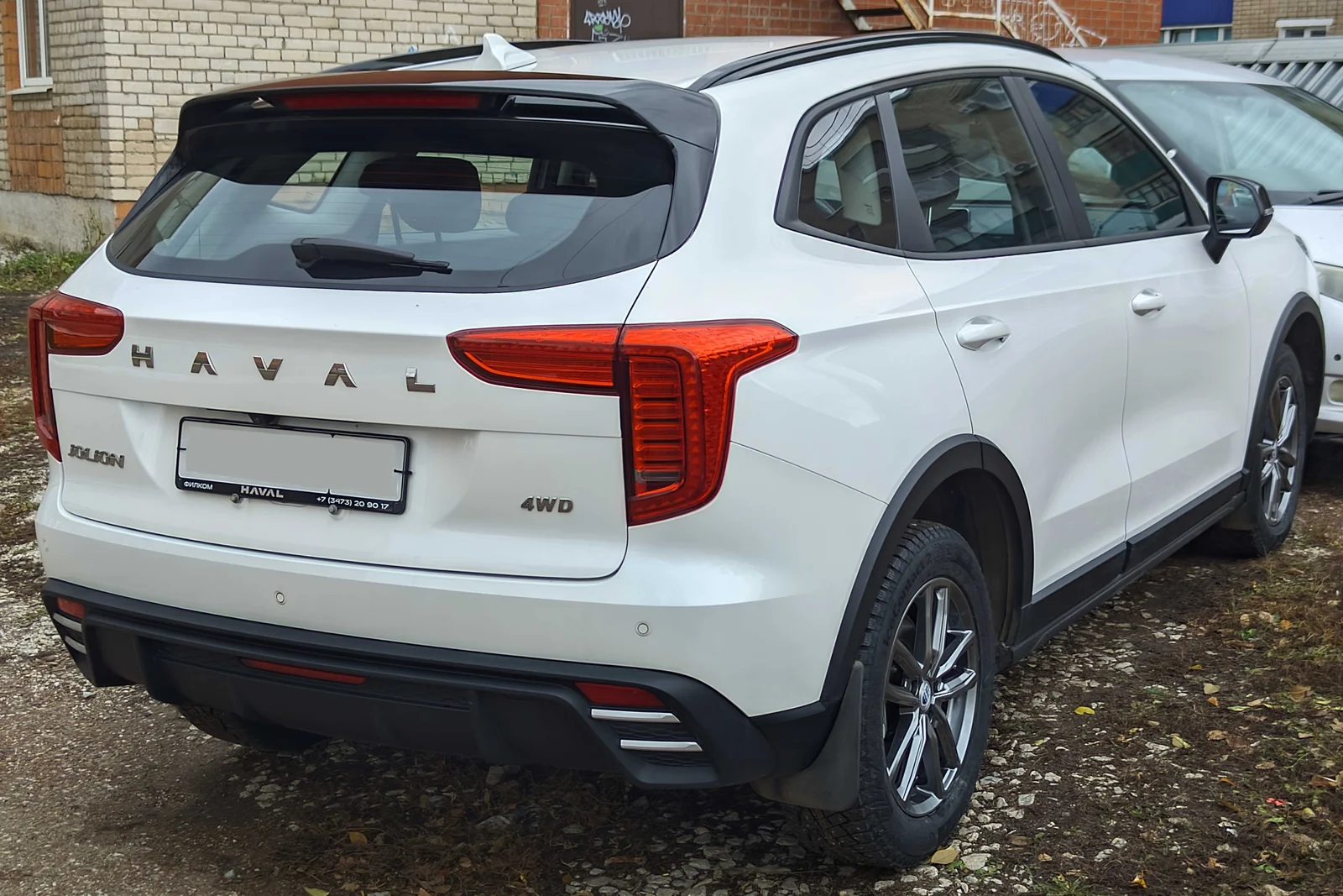 Белый Haval Jolion с обозначением 4WD: вид сзади и сбоку